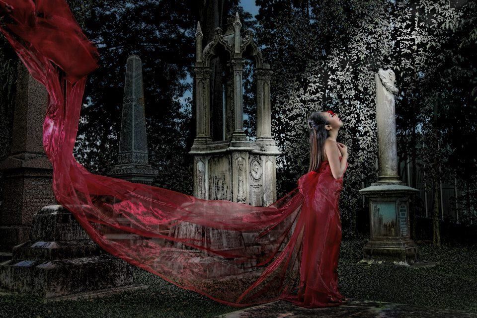 http://i1337.photobucket.com/albums/o668/janleahmarie/Modeling/Rose%20Red/252289_4527851307122_1556614631_n.jpg