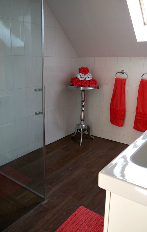  photo badkamer-rood-wit-accessoires-tinten-inspiratie-_zps259665ef.png