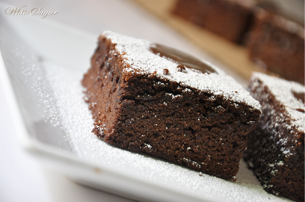  photo chocolade-brownie-gevuld-met-ganache-recept-vloeibaar-vulling-gesmolten-lava-oven-bakken_zps55ee6d43.png