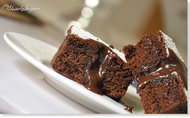  photo chocolade-brownie-gevuld-met-ganache-recept-vloeibaar-vulling-smelten-lava_zps0674e8bb.png